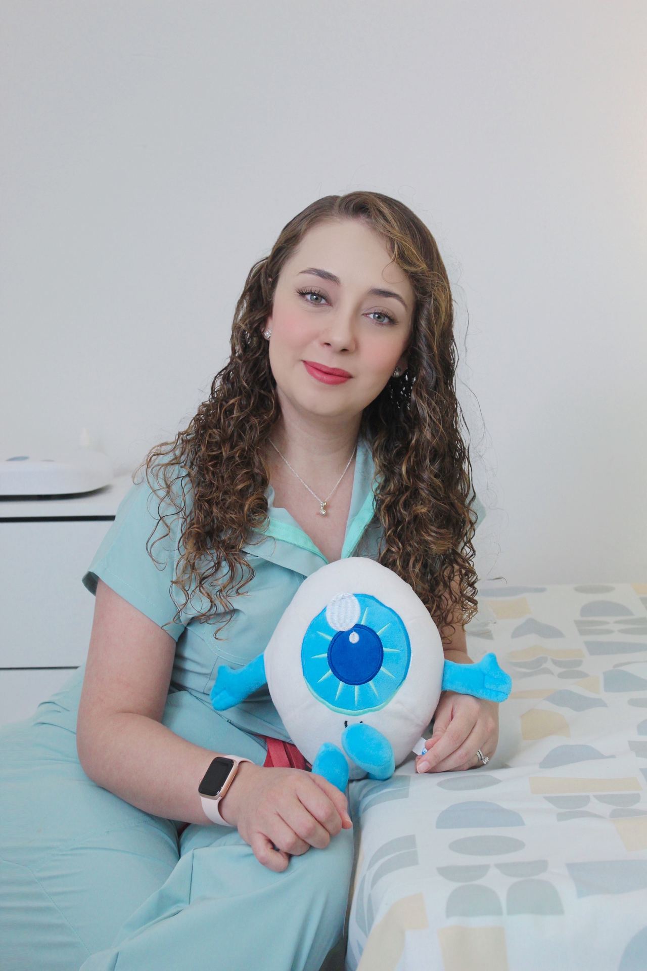 Dra. Sol Vaca con el peluche del ojo, mascota física del consultorio